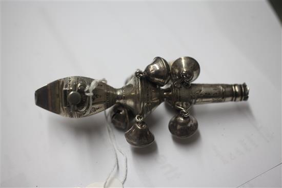 A George III silver childs rattle, 11cm.